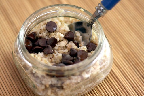 A bowl of oatmeal, a food rich in soluble fiber